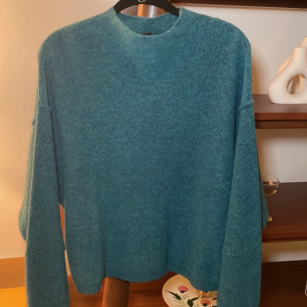 Few People Sweater - Picture 3 of 4